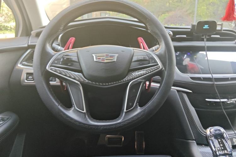Used Cadillac XT5 2017 Anniversary Edition 25T Luxury Model Steering Wheel
