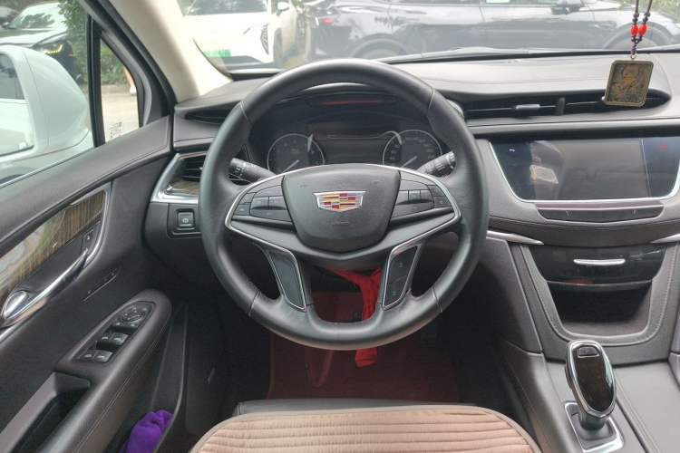 Used Cadillac XT5 2017 Anniversary Edition 25T Luxury Model Steering Wheel