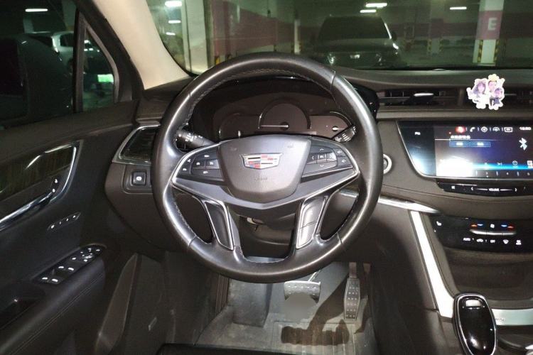 Used Cadillac XT5 2017 Anniversary Edition 25T Luxury Model Steering Wheel
