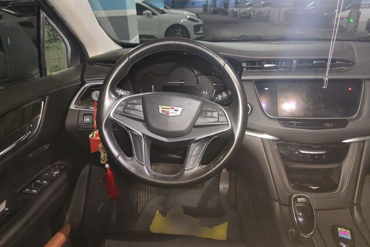 Used Cadillac XT5 2017 Anniversary Edition 25T Luxury Model Steering Wheel