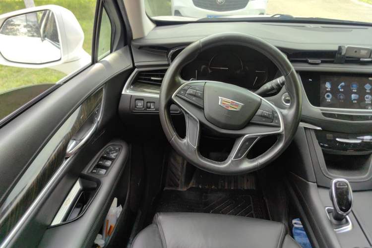 Used Cadillac XT5 2017 Anniversary Edition 25T Luxury Model Steering Wheel