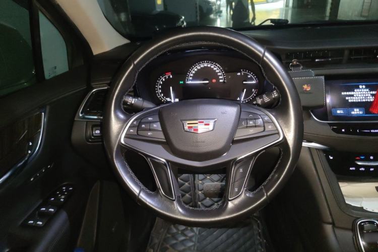 Used Cadillac XT5 2017 Anniversary Edition 25T Luxury Model Steering Wheel