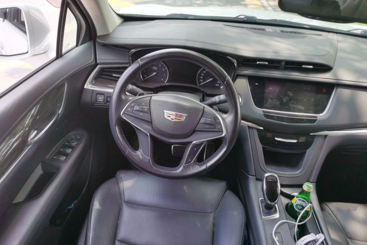 Used Cadillac XT5 2017 Anniversary Edition 25T Luxury Model Steering Wheel