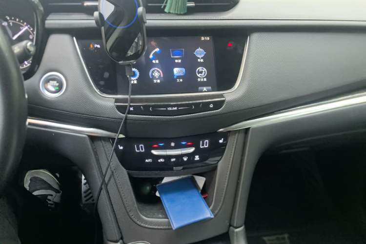 Used Cadillac XT5 2017 Anniversary Edition 25T Luxury Model Audio And AC Panel
