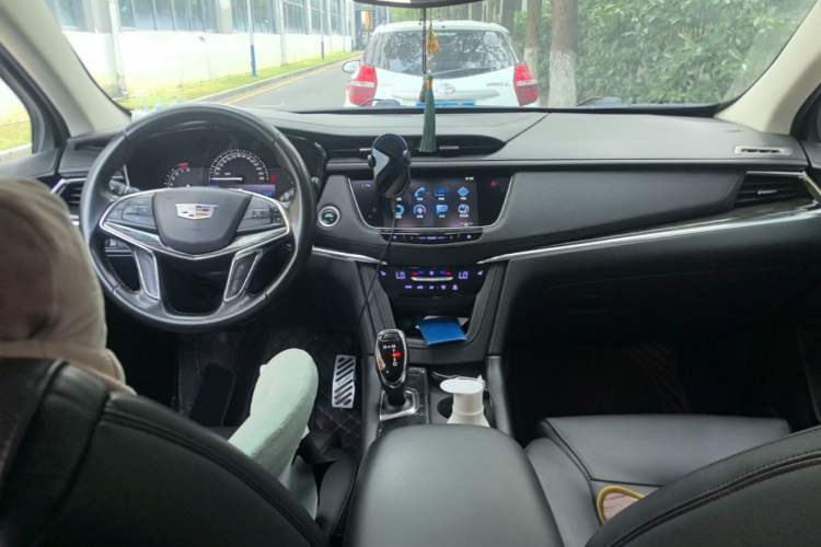 Used Cadillac XT5 2017 Anniversary Edition 25T Luxury Model Center Console