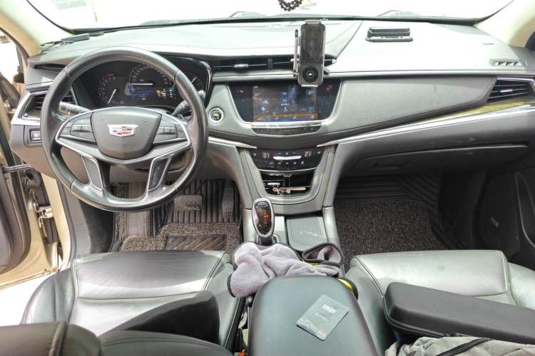 Used Cadillac XT5 2017 Anniversary Edition 25T Luxury Model Center Console