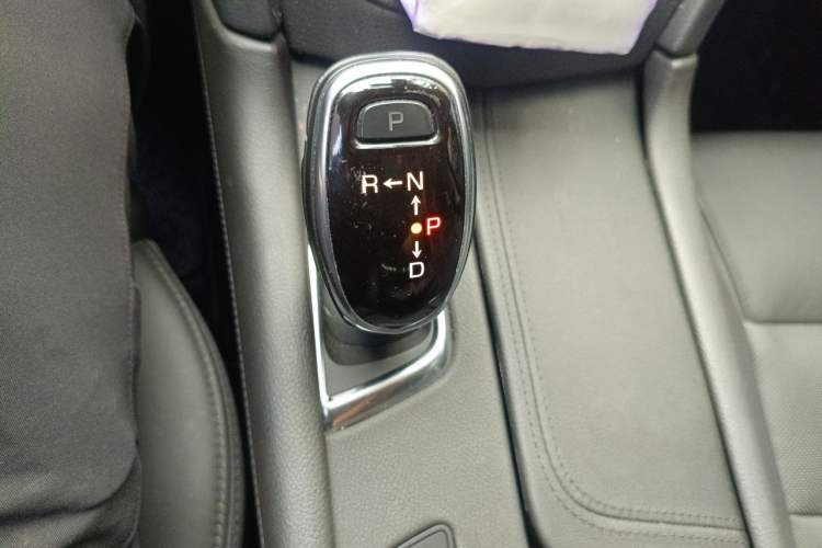 Used Cadillac XT5 2017 Anniversary Edition 25T Luxury Model Gear Lever
