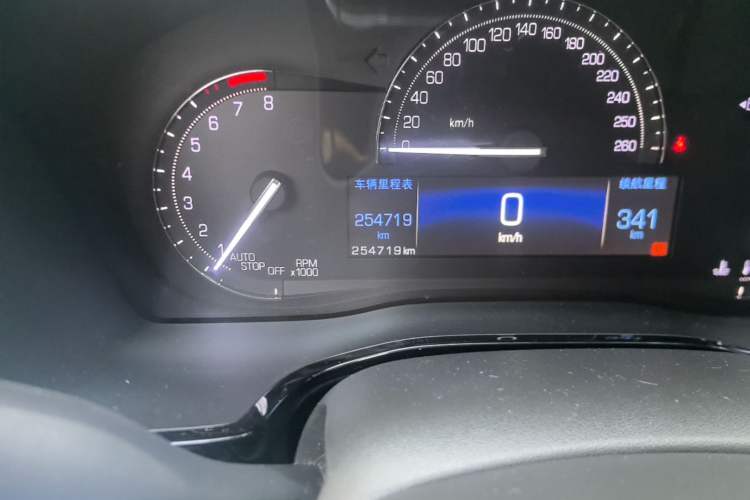 Used Cadillac XT5 2017 Anniversary Edition 25T Luxury Model Odometer Close Up