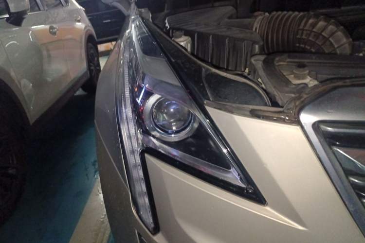 Used Cadillac XT5 2017 Anniversary Edition 28T Four-Wheel Drive Tech Model Right Front Headlight