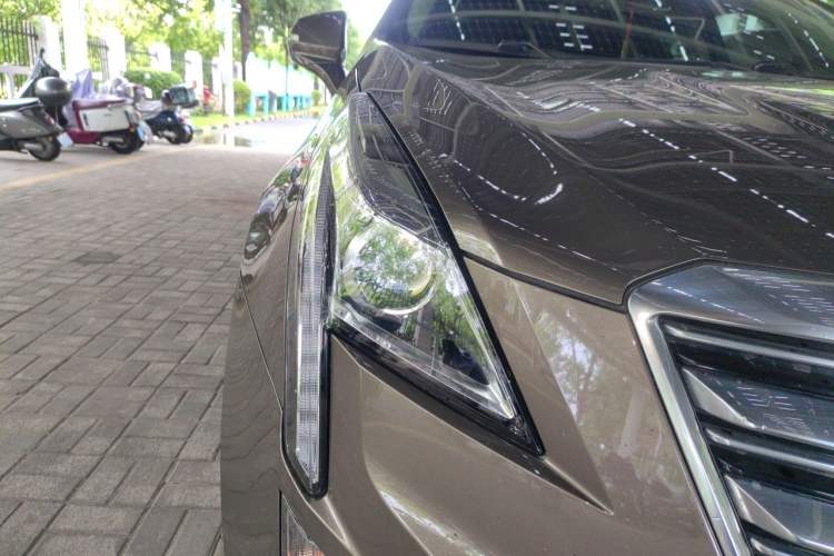 Used Cadillac XT5 2017 Anniversary Edition 25T Luxury Model Right Front Headlight