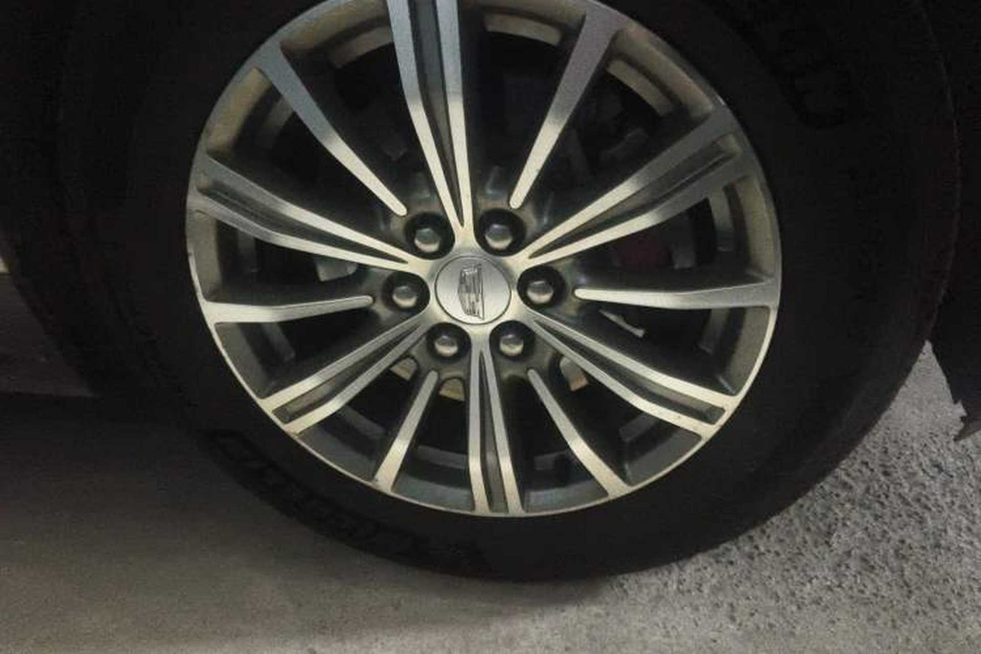 Used Cadillac XT5 2017 Anniversary Edition 25T Luxury Model Right Front Wheel Hub