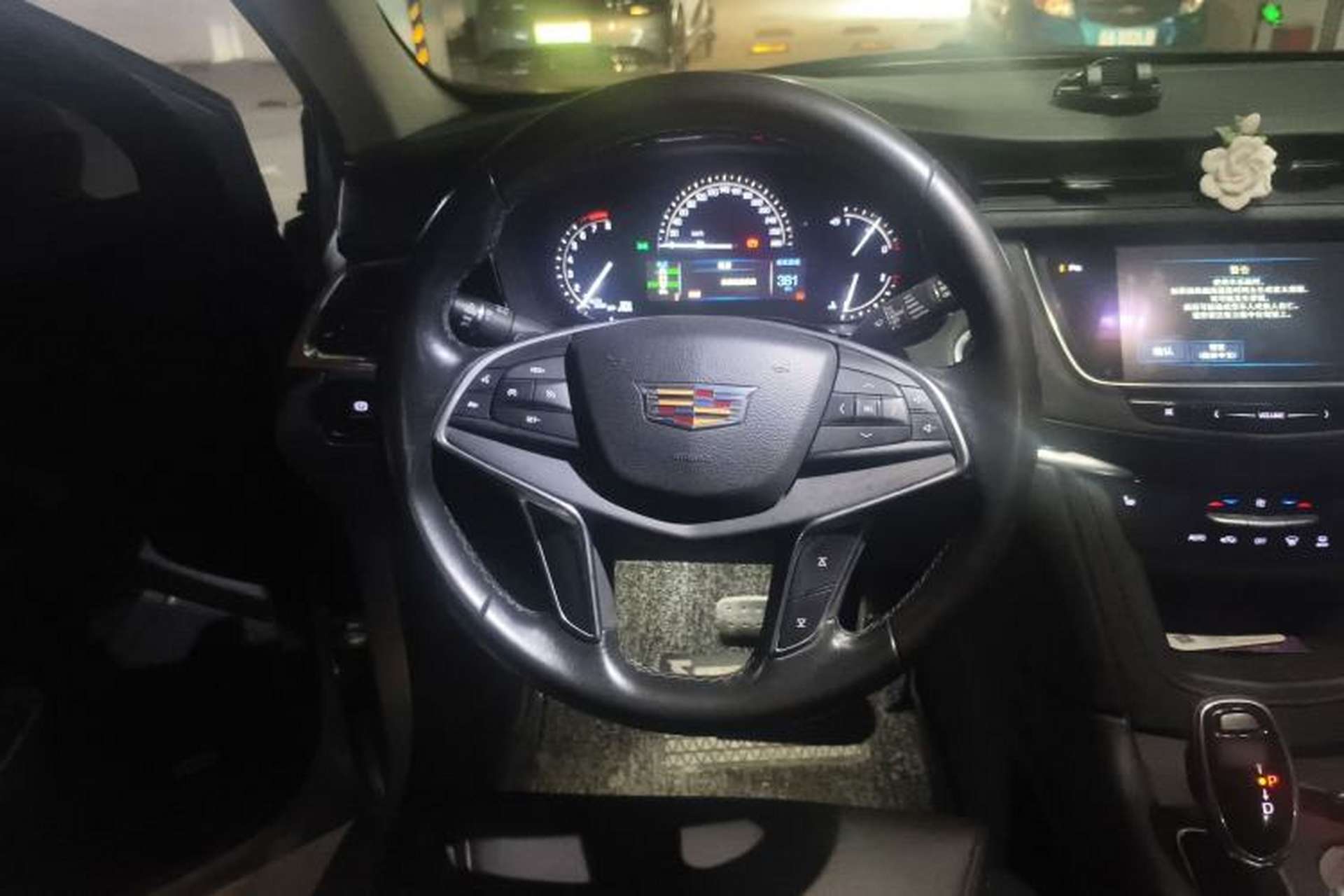 Used Cadillac XT5 2017 Anniversary Edition 25T Luxury Model Steering Wheel