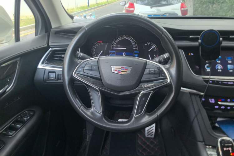 Used Cadillac XT5 2017 Anniversary Edition 25T Luxury Model Steering Wheel