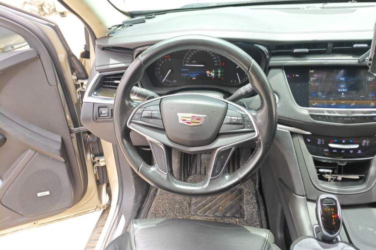 Used Cadillac XT5 2017 Anniversary Edition 25T Luxury Model Steering Wheel