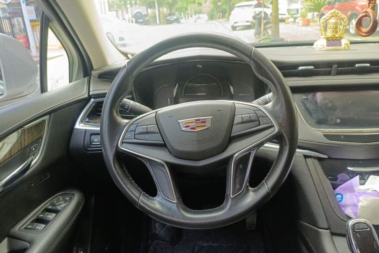 Used Cadillac XT5 2017 Anniversary Edition 25T Luxury Model Steering Wheel