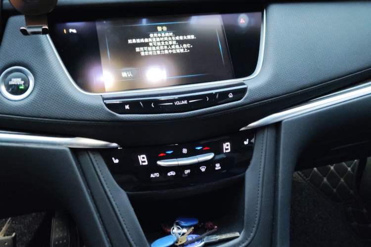 Used Cadillac XT5 2018 25T Luxury Model Audio And AC Panel