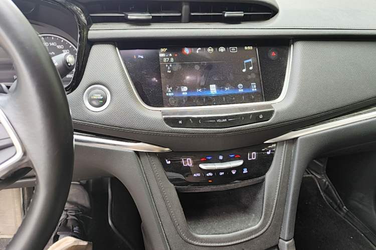 Used Cadillac XT5 2018 25T Luxury Model Audio And AC Panel