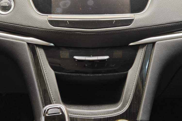 Used Cadillac XT5 2018 25T Luxury Model Audio And AC Panel