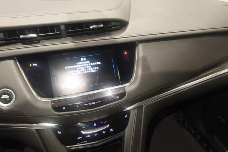 Used Cadillac XT5 2018 25T Luxury Model Audio And AC Panel
