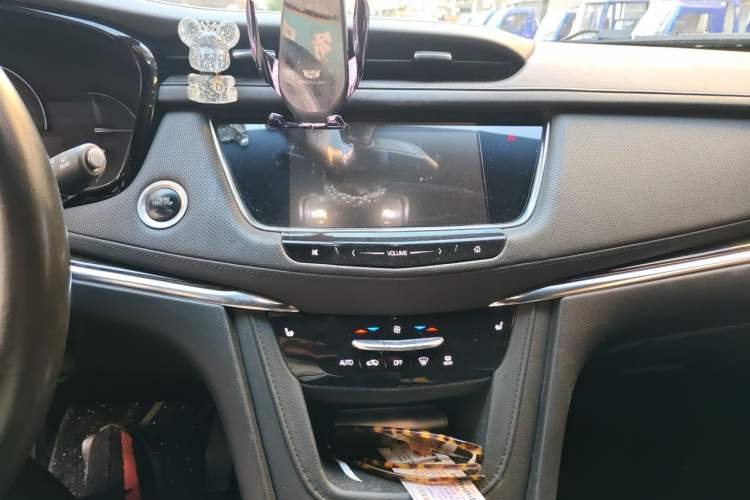 Used Cadillac XT5 2018 28E Four-Wheel Drive Tech Version Audio And AC Panel