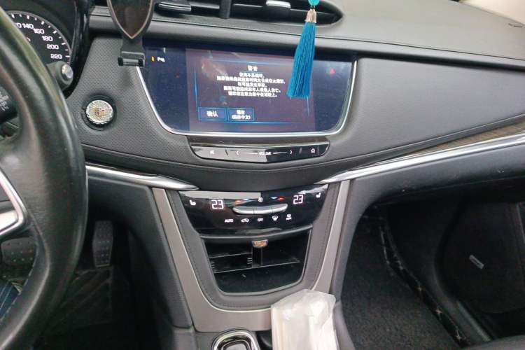 Used Cadillac XT5 2018 25T Luxury Model Audio And AC Panel