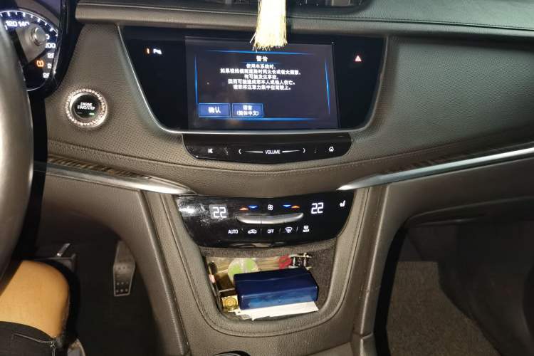 Used Cadillac XT5 2018 28T Four-Wheel Drive Luxury Model Audio And AC Panel