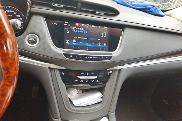 Used Cadillac XT5 2018 25T Luxury Model Audio And AC Panel
