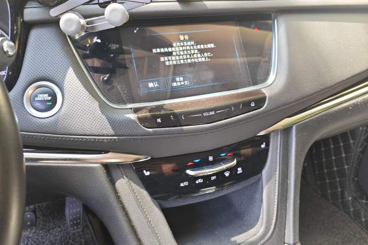 Used Cadillac XT5 2018 25T Luxury Model Audio And AC Panel