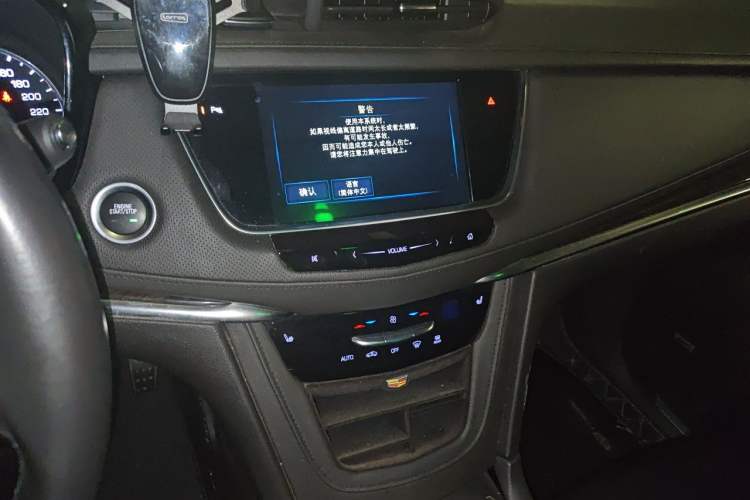 Used Cadillac XT5 2018 25T Luxury Model Audio And AC Panel