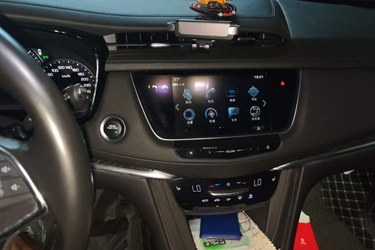 Used Cadillac XT5 2018 25T Luxury Model Audio And AC Panel