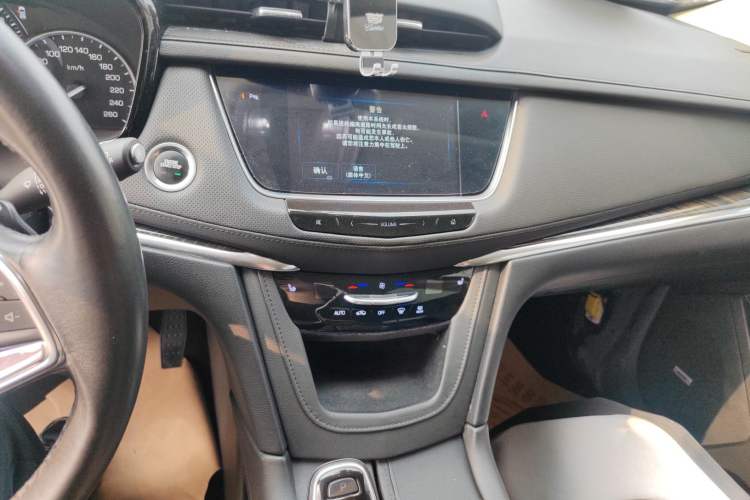 Used Cadillac XT5 2018 28T Four-Wheel Drive Luxury Model Audio And AC Panel