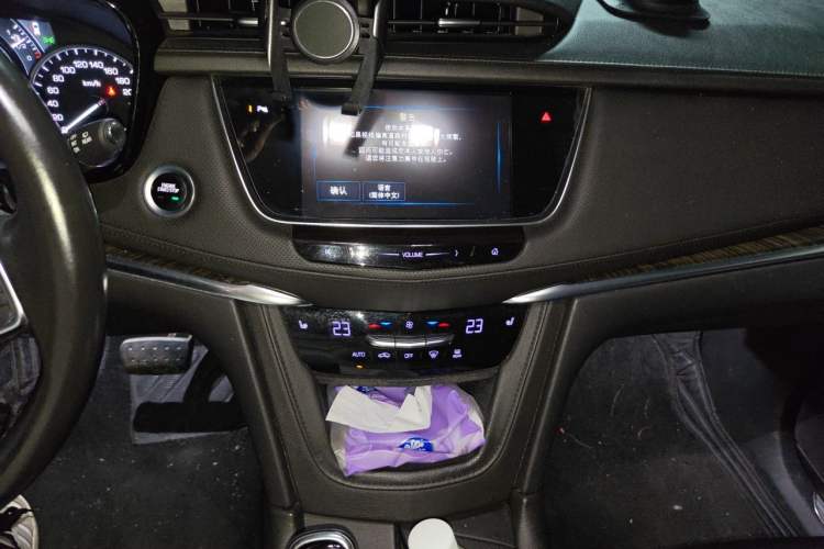 Used Cadillac XT5 2018 28T Four-Wheel Drive Luxury Model Audio And AC Panel