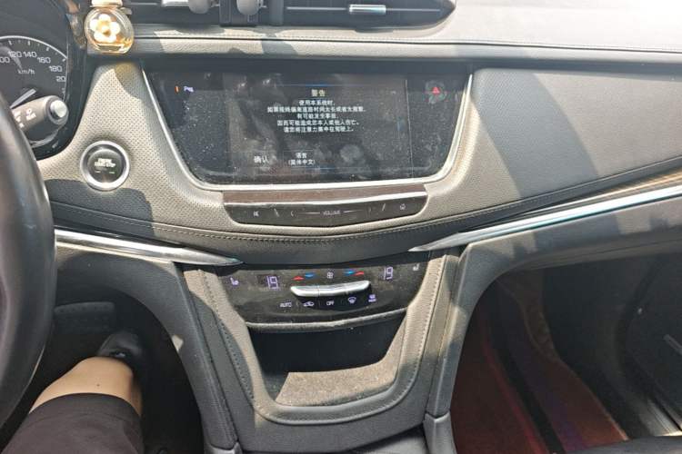 Used Cadillac XT5 2018 25T Luxury Model Audio And AC Panel