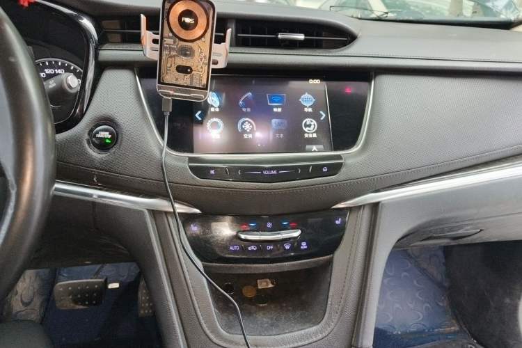 Used Cadillac XT5 2018 25T Luxury Model Audio And AC Panel