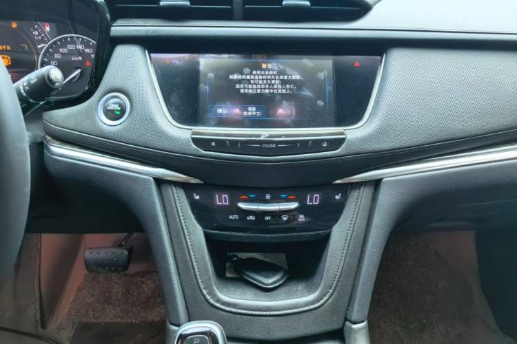 Used Cadillac XT5 2018 25T Luxury Model Audio And AC Panel