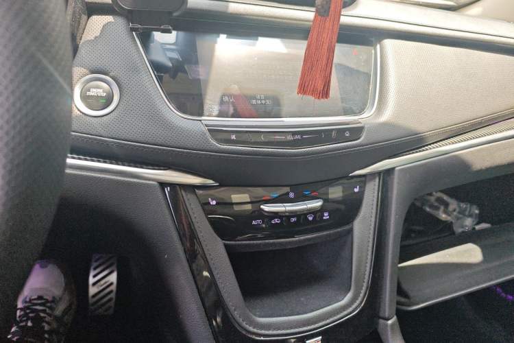 Used Cadillac XT5 2018 25T Luxury Model Audio And AC Panel
