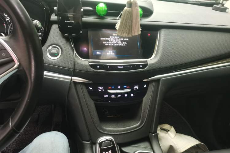 Used Cadillac XT5 2018 25T Luxury Model Audio And AC Panel