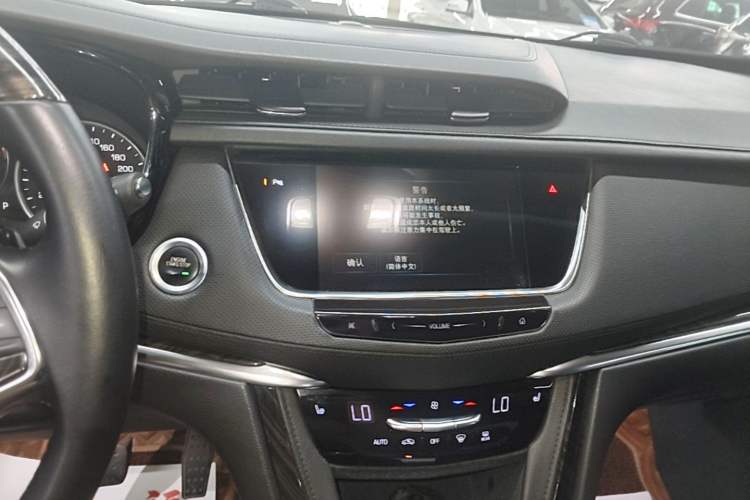 Used Cadillac XT5 2018 25T Luxury Model Audio And AC Panel