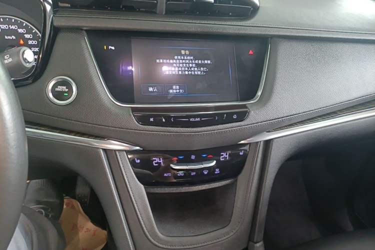 Used Cadillac XT5 2018 28T Four-Wheel Drive Luxury Model Audio And AC Panel