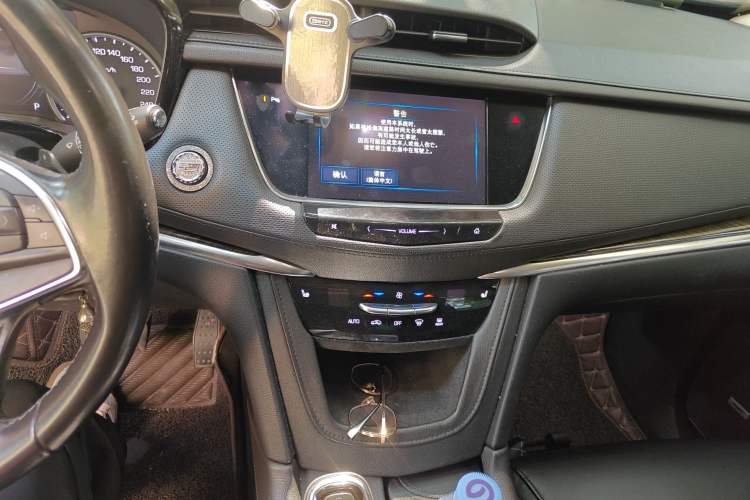 Used Cadillac XT5 2018 25T Luxury Model Audio And AC Panel