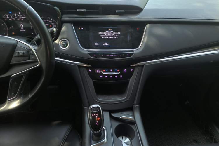 Used Cadillac XT5 2018 28T Four-Wheel Drive Luxury Model Audio And AC Panel