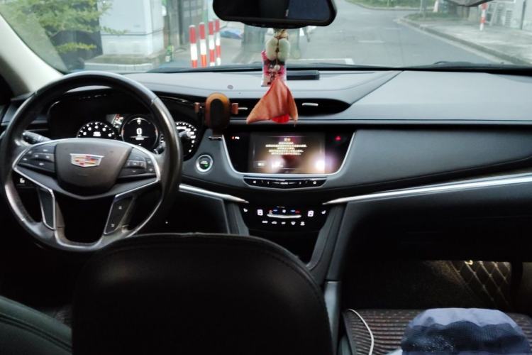 Used Cadillac XT5 2018 25T Luxury Model Center Console