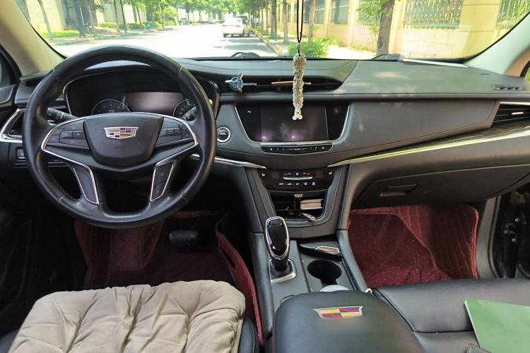 Used Cadillac XT5 2018 25T Luxury Model Center Console