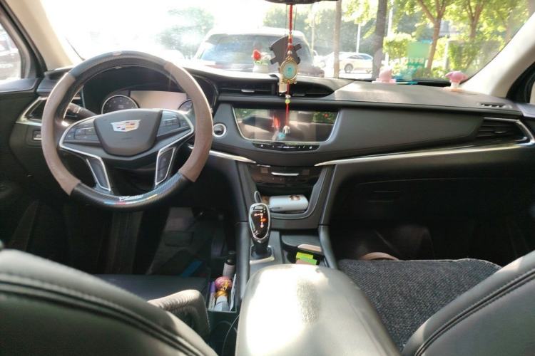 Used Cadillac XT5 2018 25T Luxury Model Center Console