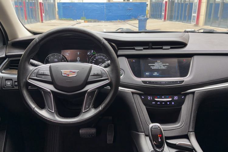 Used Cadillac XT5 2018 25T Luxury Model Center Console