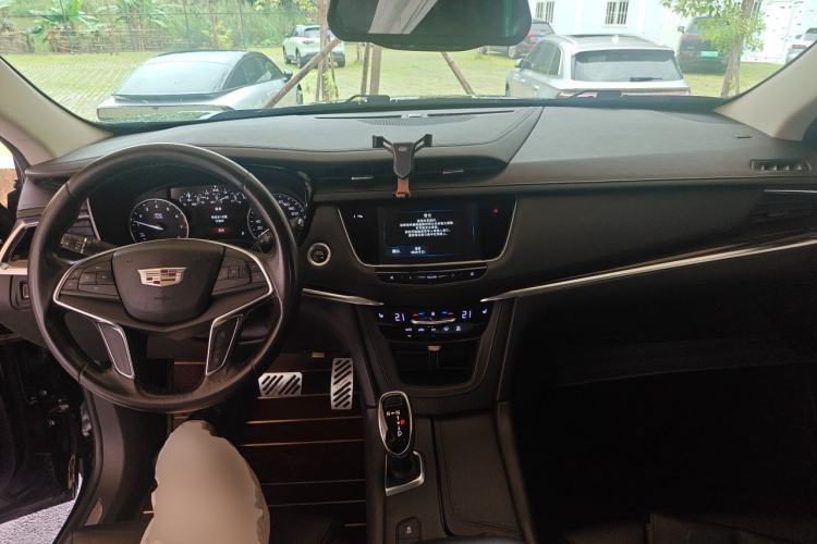Used Cadillac XT5 2018 25T Luxury Model Center Console
