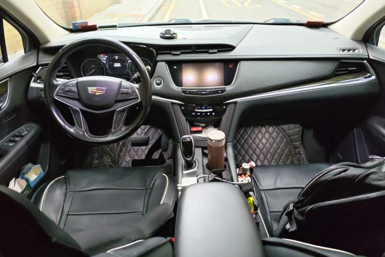 Used Cadillac XT5 2018 25T Luxury Model Center Console