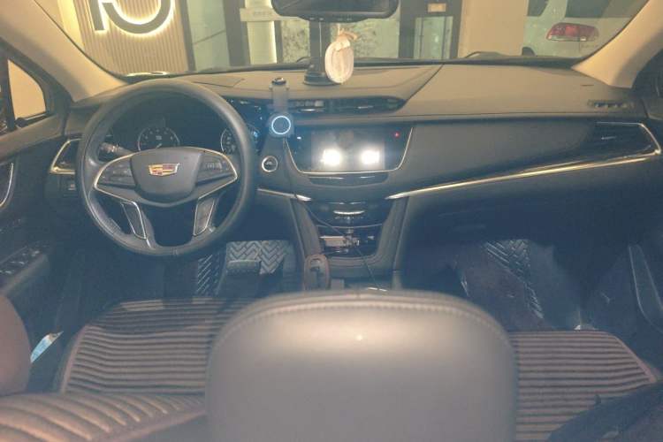 Used Cadillac XT5 2018 25T Luxury Model Center Console