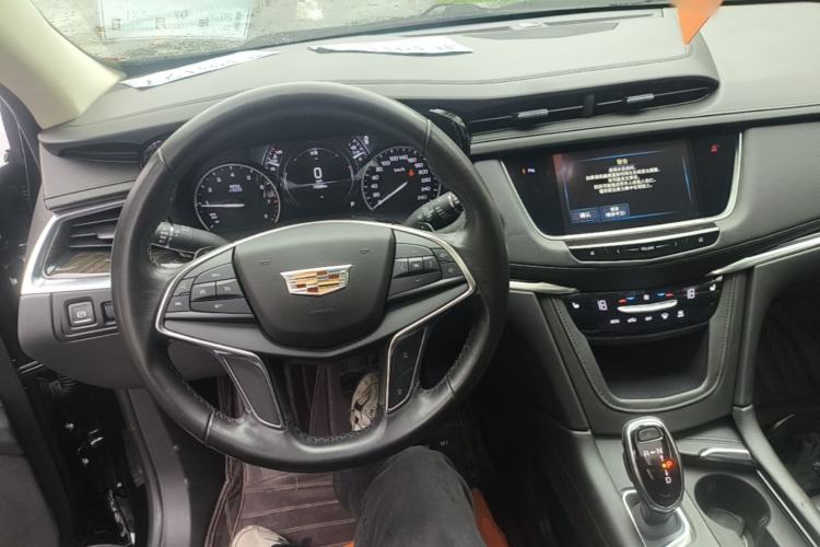 Used Cadillac XT5 2018 28T Four-Wheel Drive Luxury Model Center Console