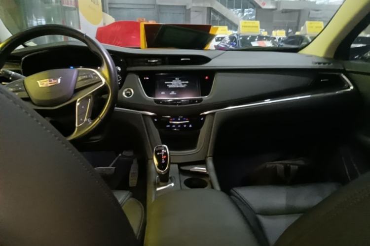 Used Cadillac XT5 2018 25T Luxury Model Center Console